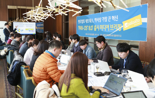 팔로알토네트웍스코리아는 2일 서울 삼성동 아셈타워에서 기자간담회를 개최하고 최신 운영체제 PAN-OS 8.0을 기반으로 차세대 방화벽 6종과 가상 방화벽 3종을 새롭게 공개했다.  팔로알토네트웍스 제공